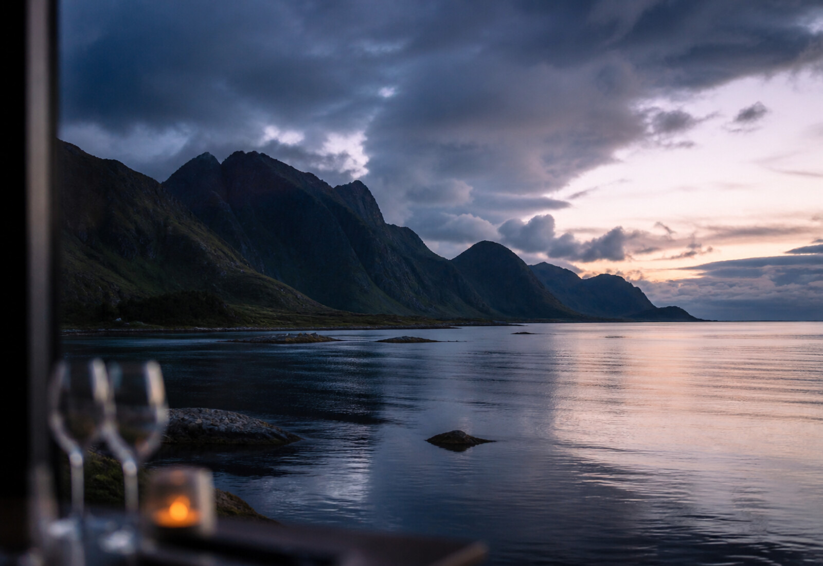 Skumring over Lofoten sett fra spisebordet